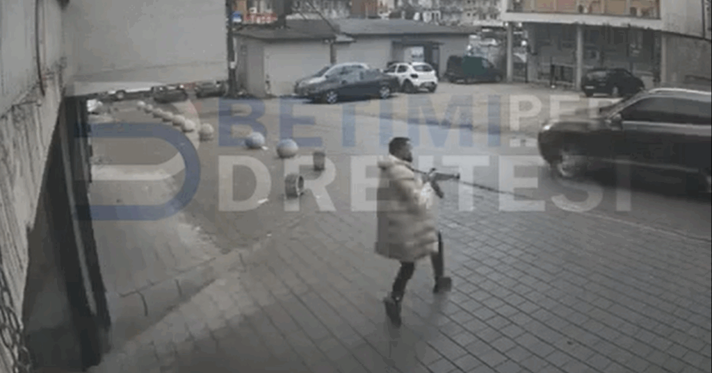 Pamje të reja +18, del nga garazhi me kallashnikov dhe qëllon drejt viktimave