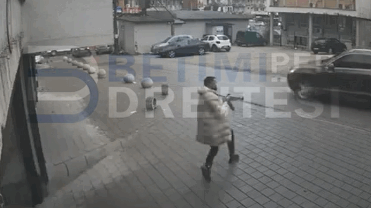 Pamje të reja +18, del nga garazhi me kallashnikov dhe qëllon drejt viktimave