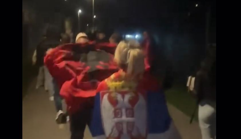Publikohen pamje në TikTok: Një shqiptar në Slloveni ia vendos flamurin kuq e zi në shpinë një tifozeje serbe